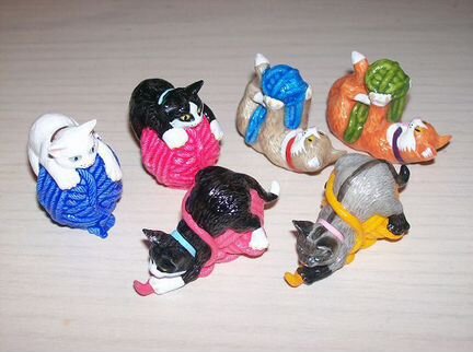 Коты с клубками 