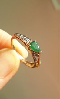 Золотое кольцо с бриллиантами и изумрудом