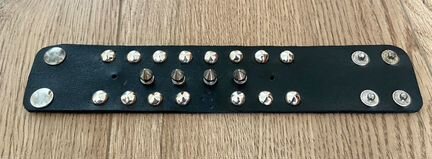 Браслет с шипами (напульсник)