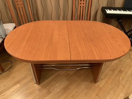 Большой обеденный стол