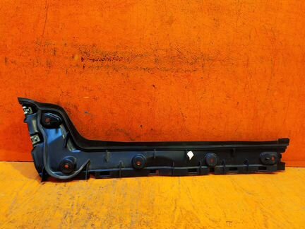 Кронштейн накладки двери багажника правый Ford