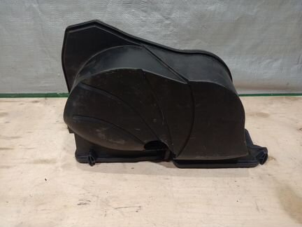 Корпус воздушного фильтра на Mercedes Benz W204