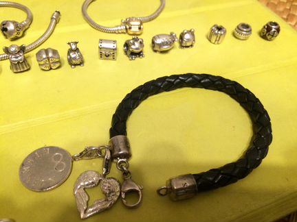 Кожаный браслет Thomas Sabo и 4 шарма