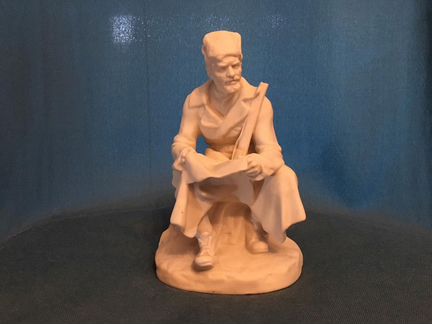 Статуэтка Партизан, читающий газету
