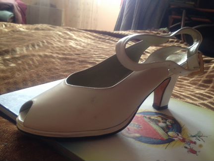 Отличные кожаные туфли Pierre Cardin босоножки 36