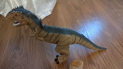 Динозавр на пульте управления