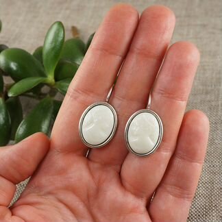 Серьги Камеи кремовые серебристые