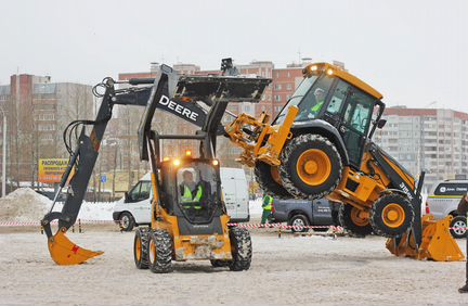 Стекло кузовное правое на John Deere315sк/325sк