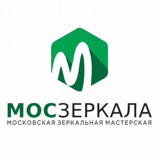Работник в цехе по обработке стекла и зеркала