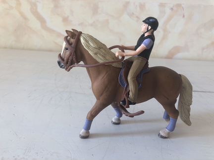 Кобыла с наездницей Schleich